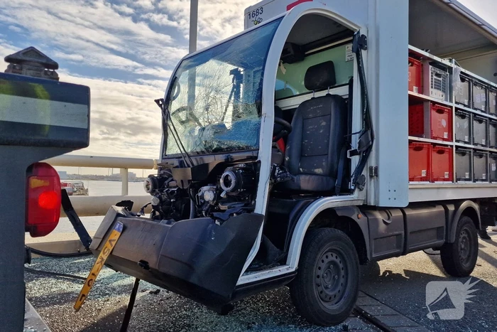 Bezorgauto botst achter op vrachtwagen
