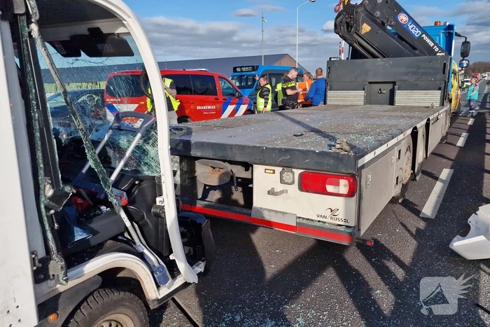 Bezorgauto botst achter op vrachtwagen