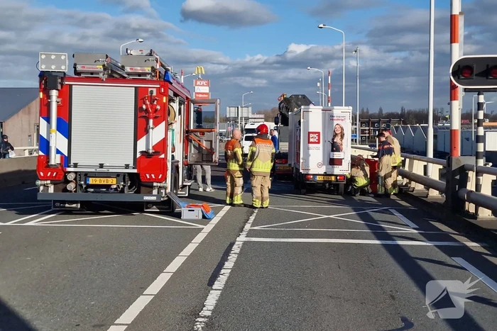 Bezorgauto botst achter op vrachtwagen