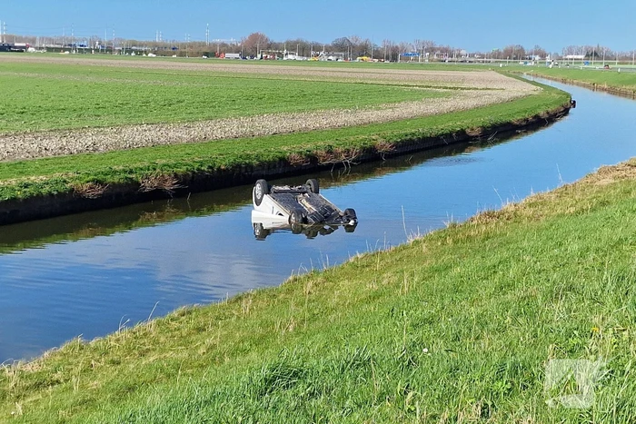 Auto te water langs, bestuurder naar ziekenhuis