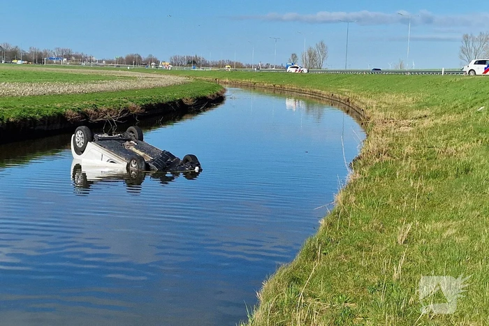 Auto te water langs, bestuurder naar ziekenhuis