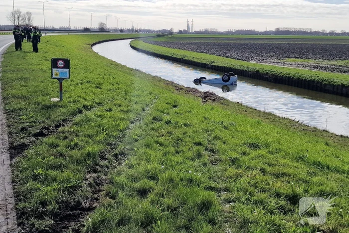 Auto te water langs, bestuurder naar ziekenhuis