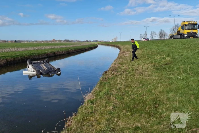 Auto te water langs, bestuurder naar ziekenhuis