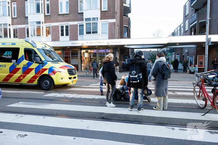 Fietser gewond na val bij tramrails