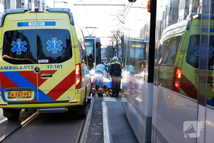 Fietser gewond na val bij tramrails