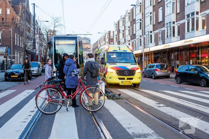 Fietser gewond na val bij tramrails