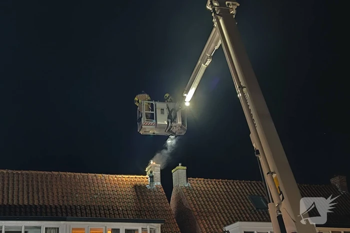 Brand in schoorsteen van woning
