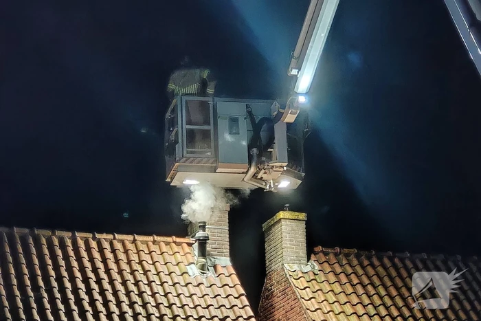 Brand in schoorsteen van woning