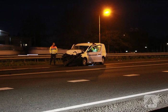 Bestuurder van bestelbus botst achterop vrachtwagen