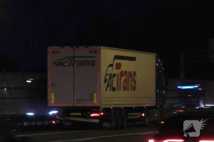 Bestuurder van bestelbus botst achterop vrachtwagen