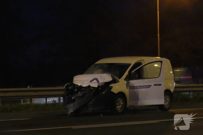 Bestuurder van bestelbus botst achterop vrachtwagen