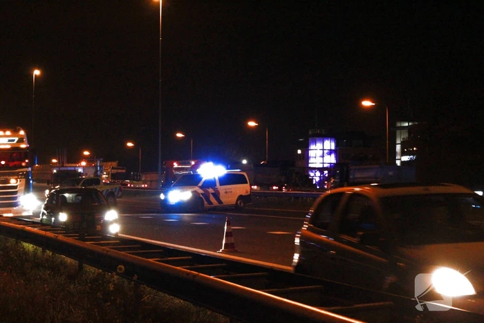 Bestuurder van bestelbus botst achterop vrachtwagen