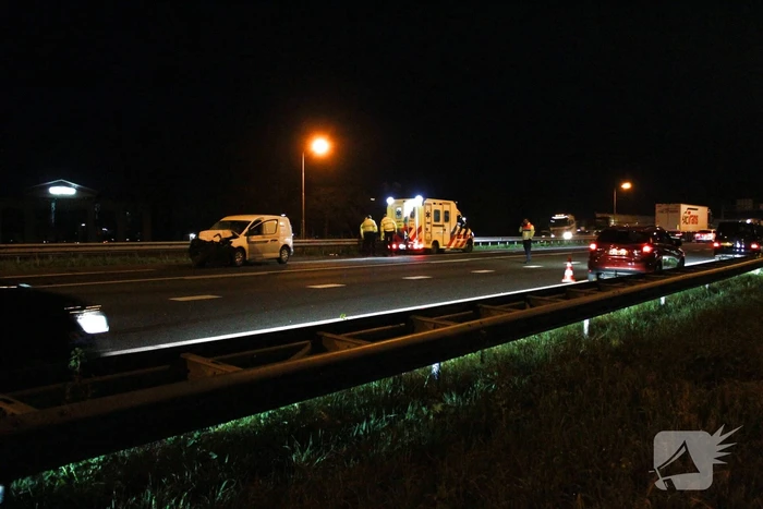 Bestuurder van bestelbus botst achterop vrachtwagen