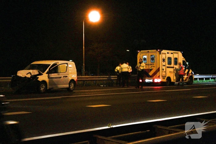 Bestuurder van bestelbus botst achterop vrachtwagen