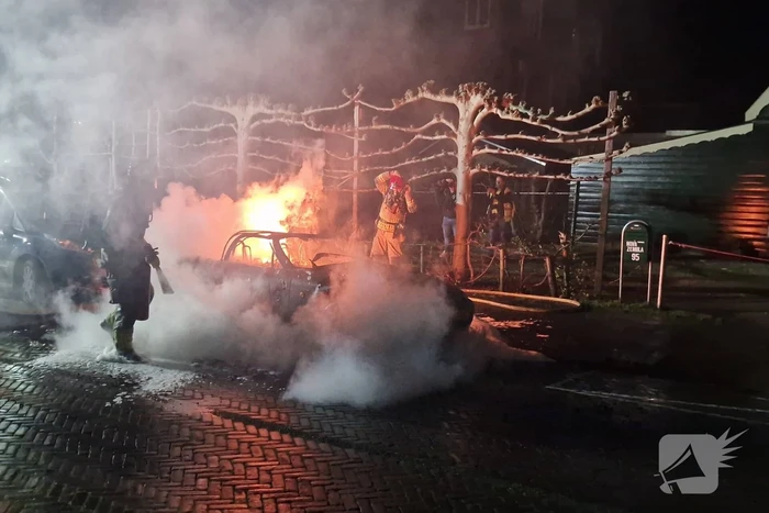 Geparkeerde cabrio volledig uitgebrand