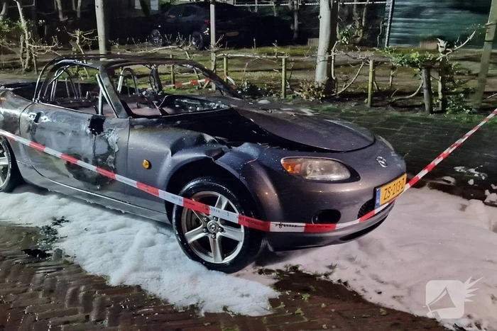 Geparkeerde cabrio volledig uitgebrand