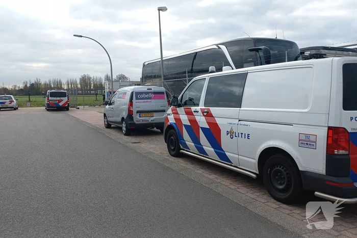 Bestelbus raakt te water