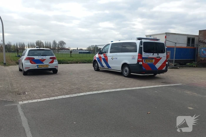 Bestelbus raakt te water