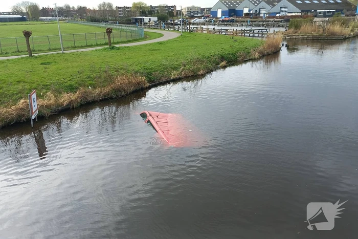 Bestelbus raakt te water