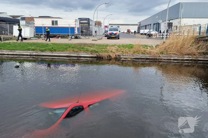 Bestelbus raakt te water