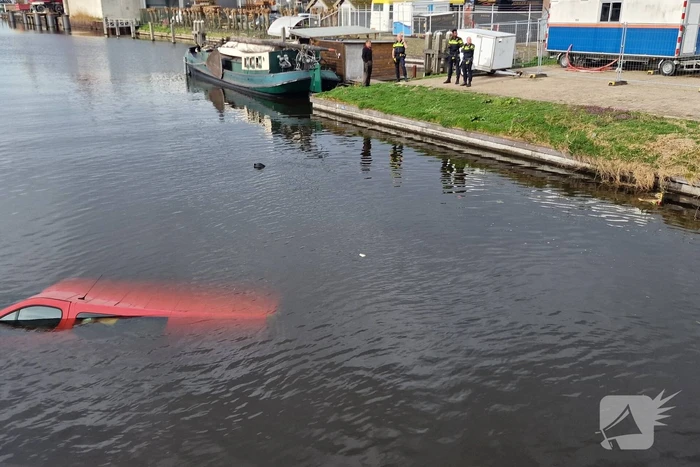 Bestelbus raakt te water