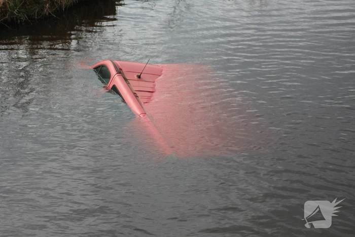 Bestelbus raakt te water