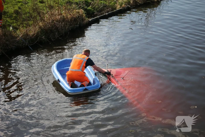 Bestelbus raakt te water