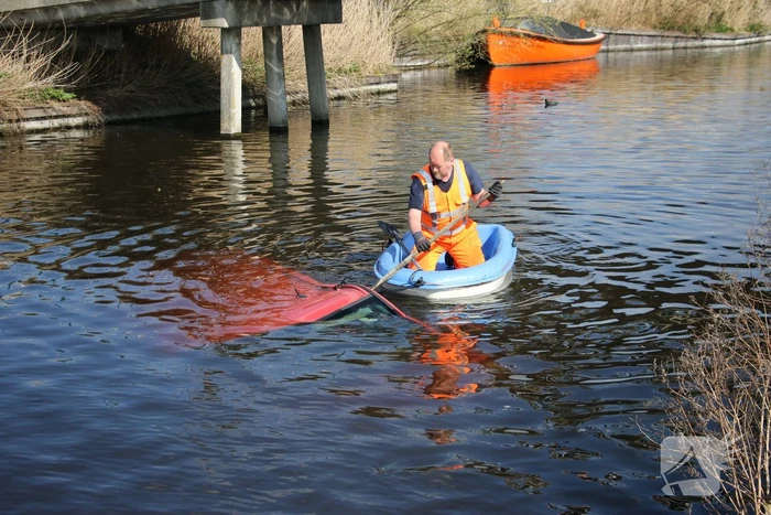 Bestelbus raakt te water