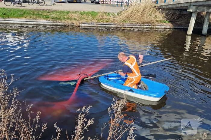 Bestelbus raakt te water