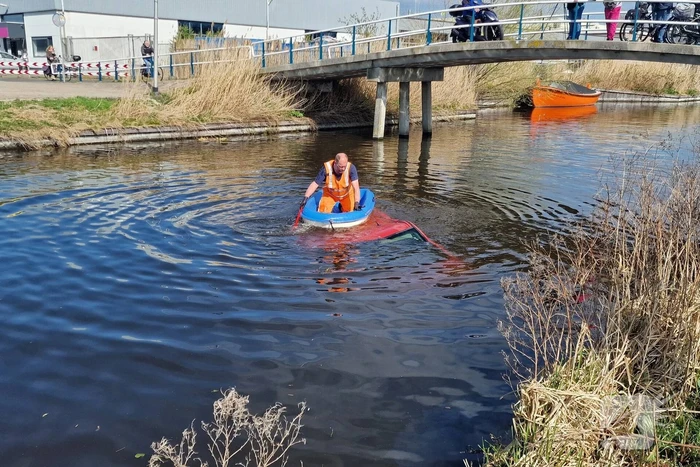 Bestelbus raakt te water