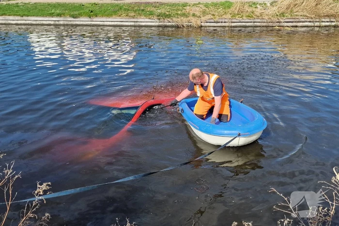 Bestelbus raakt te water