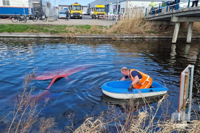 Bestelbus raakt te water