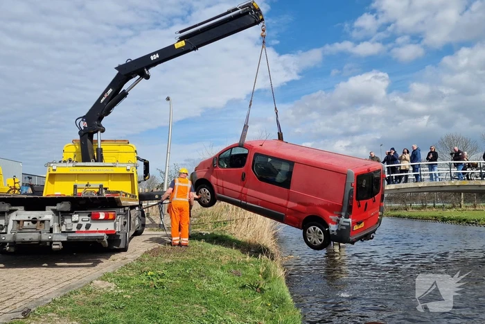 Bestelbus raakt te water