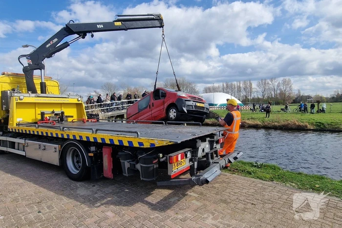 Bestelbus raakt te water