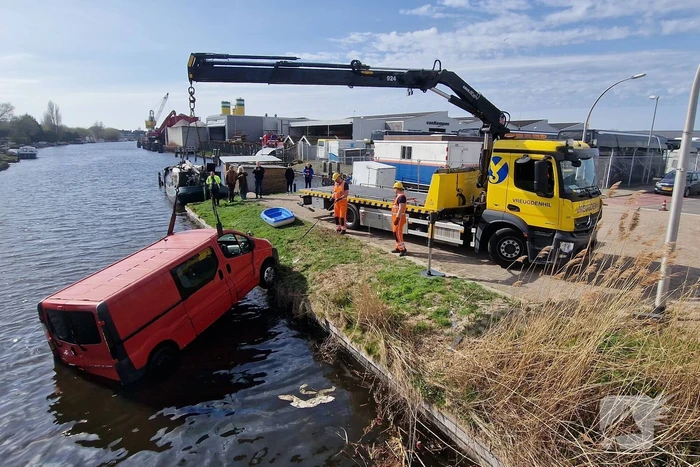 Bestelbus raakt te water