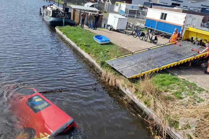 Bestelbus raakt te water
