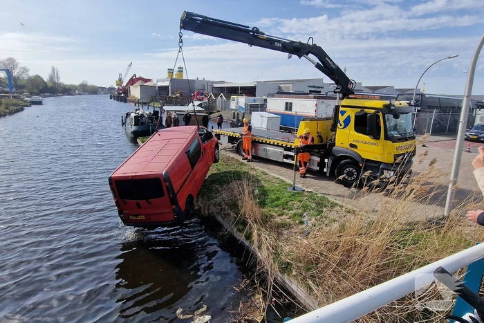 Bestelbus raakt te water