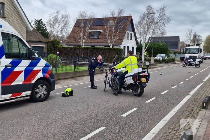 Motoragent onderweg naar overval krijgt ongeval met fietser