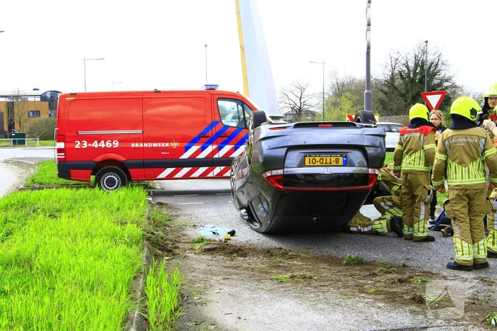Auto belandt op z'n kop na aanrijding met vrachtwagen