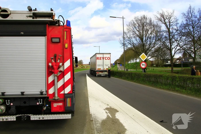 Auto belandt op z'n kop na aanrijding met vrachtwagen