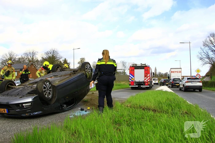 Auto belandt op z'n kop na aanrijding met vrachtwagen