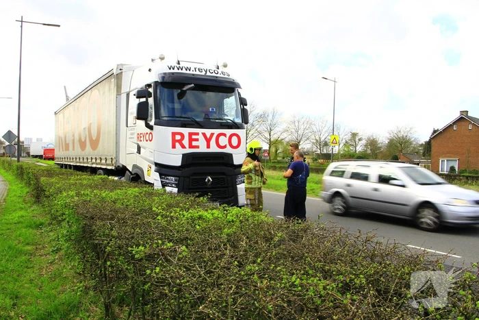 Auto belandt op z'n kop na aanrijding met vrachtwagen