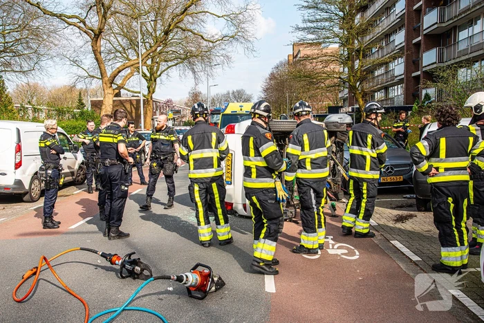 Auto kantelt na rijden tegen stilstaande auto's