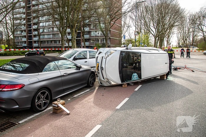 Auto kantelt na rijden tegen stilstaande auto's