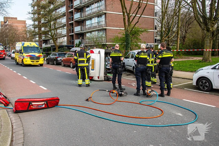 Auto kantelt na rijden tegen stilstaande auto's