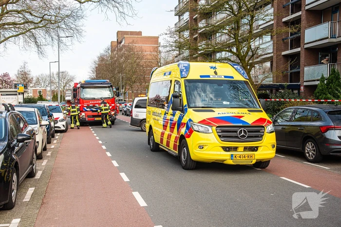 Auto kantelt na rijden tegen stilstaande auto's