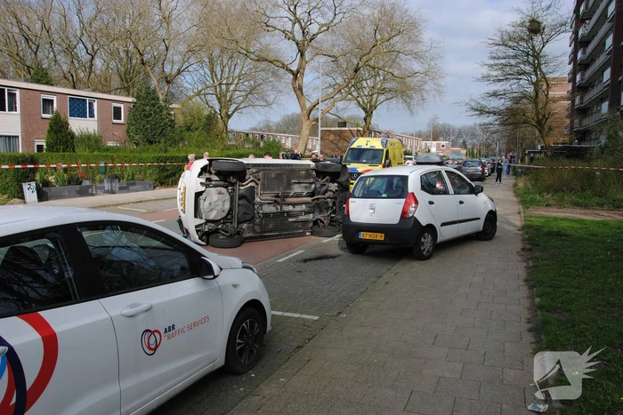 Auto kantelt na rijden tegen stilstaande auto's