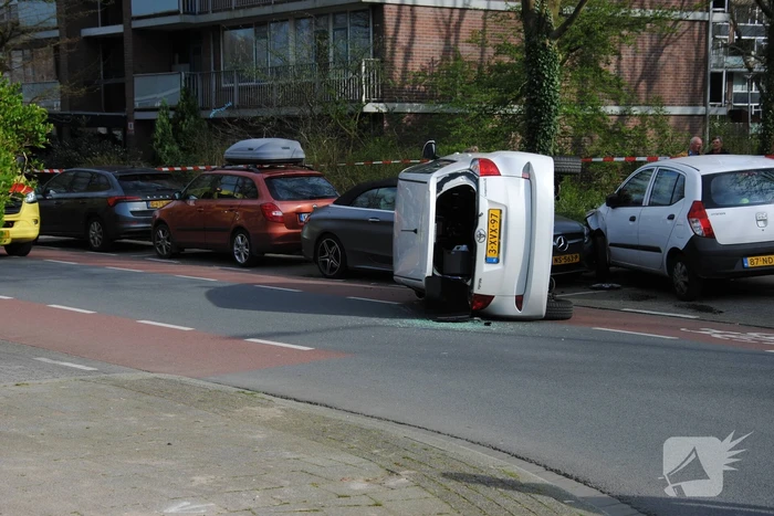 Auto kantelt na rijden tegen stilstaande auto's
