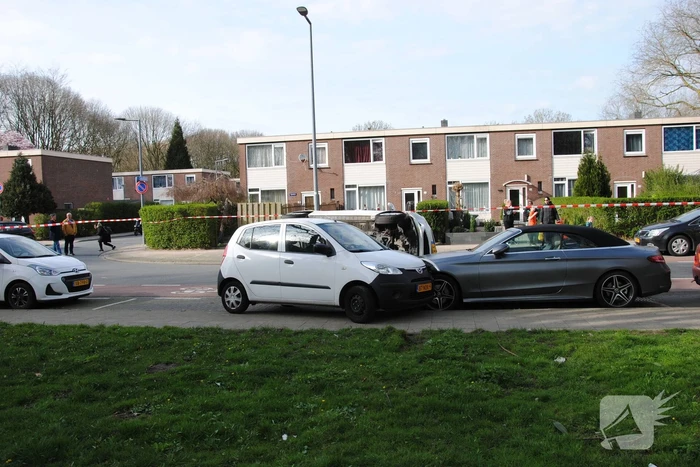 Auto kantelt na rijden tegen stilstaande auto's
