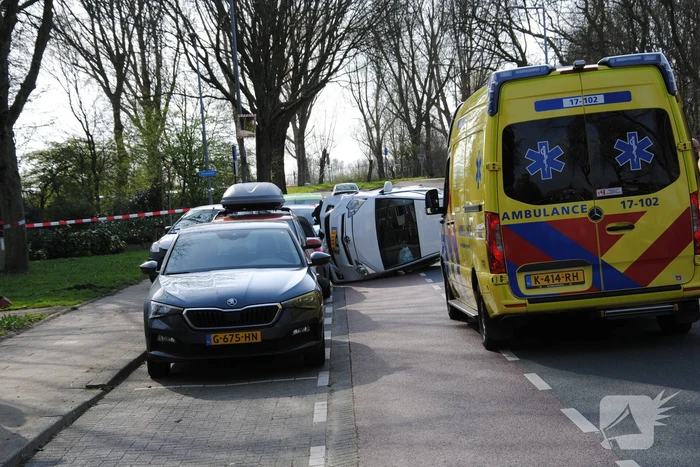 Auto kantelt na rijden tegen stilstaande auto's